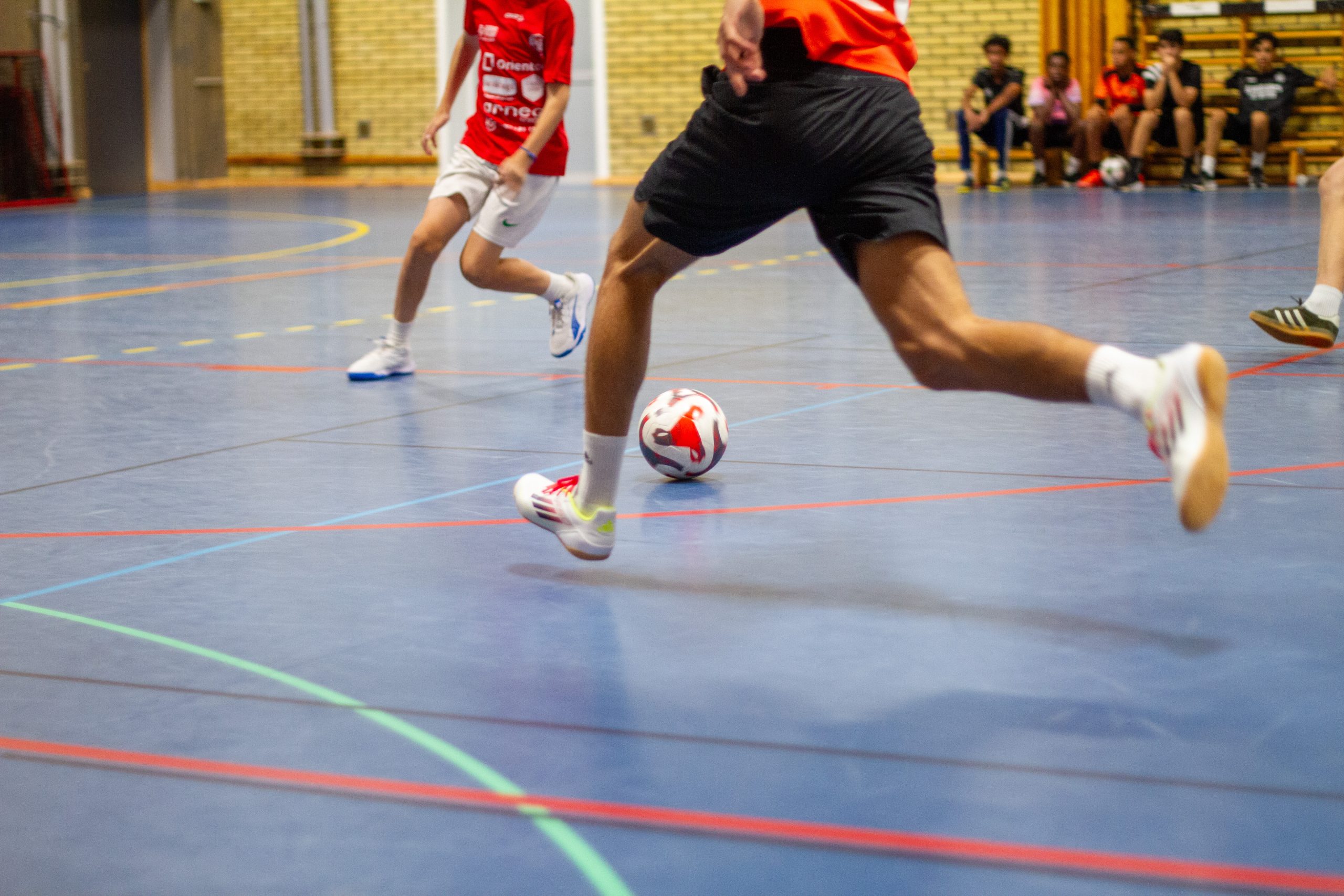 Personer spelar inomhusfotboll